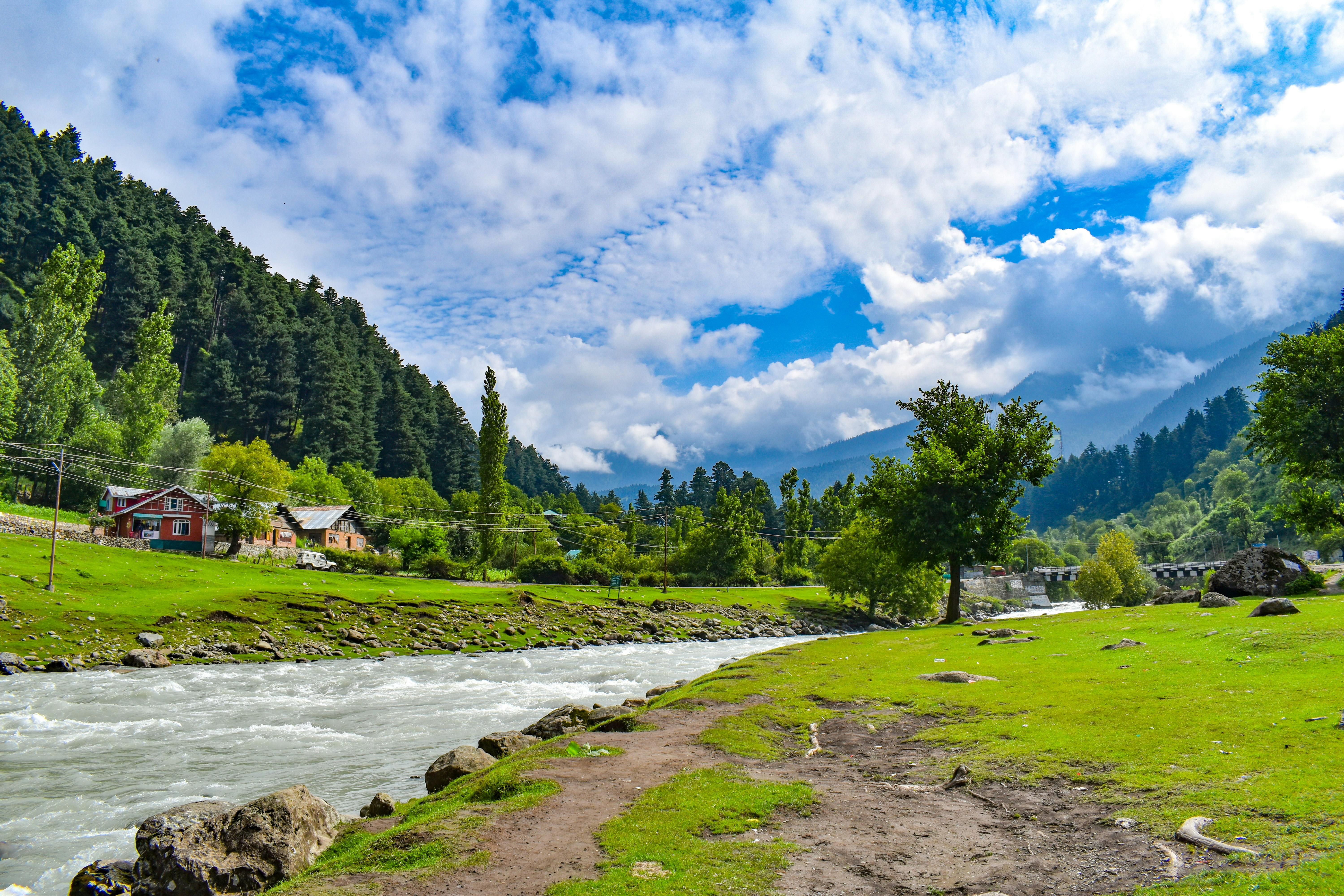 Doodhpathri valley